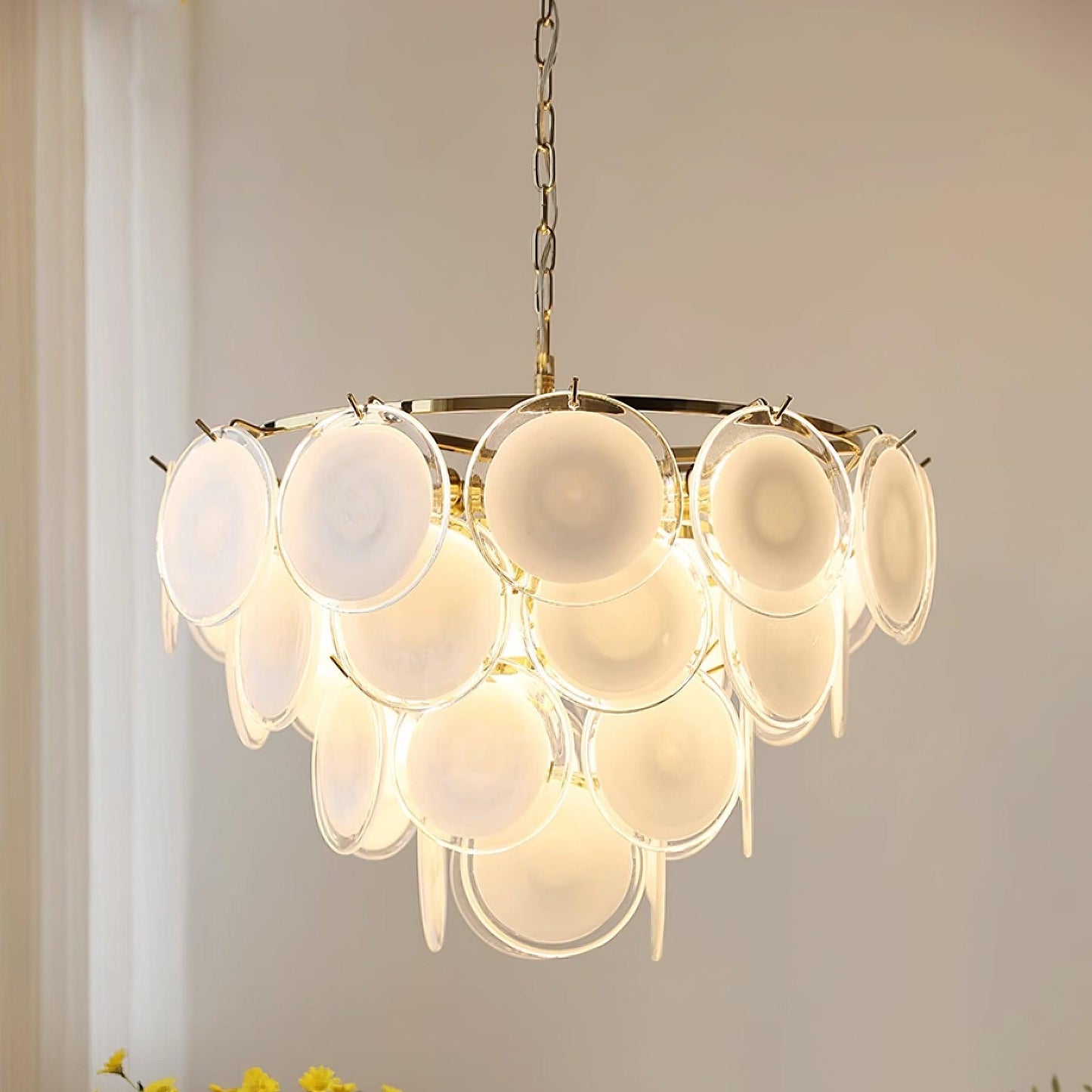 Lustre Delphine avec disques en verre, abat-jour superposés blancs et cadre métallique