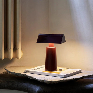Lampe de table LED Camélia Modern Caret au design géométrique