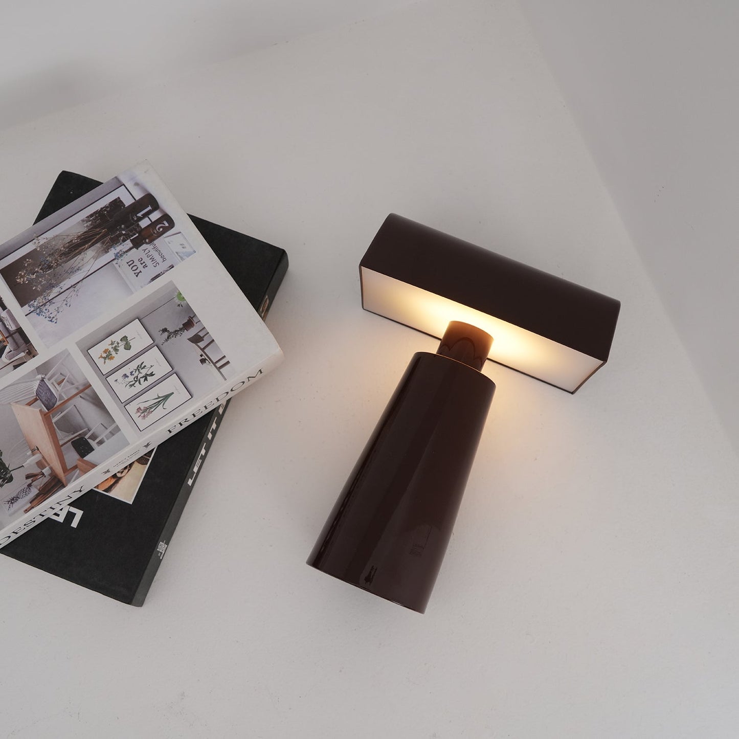 Camélia Modern Caret LED Table Lamp with Geometric Design