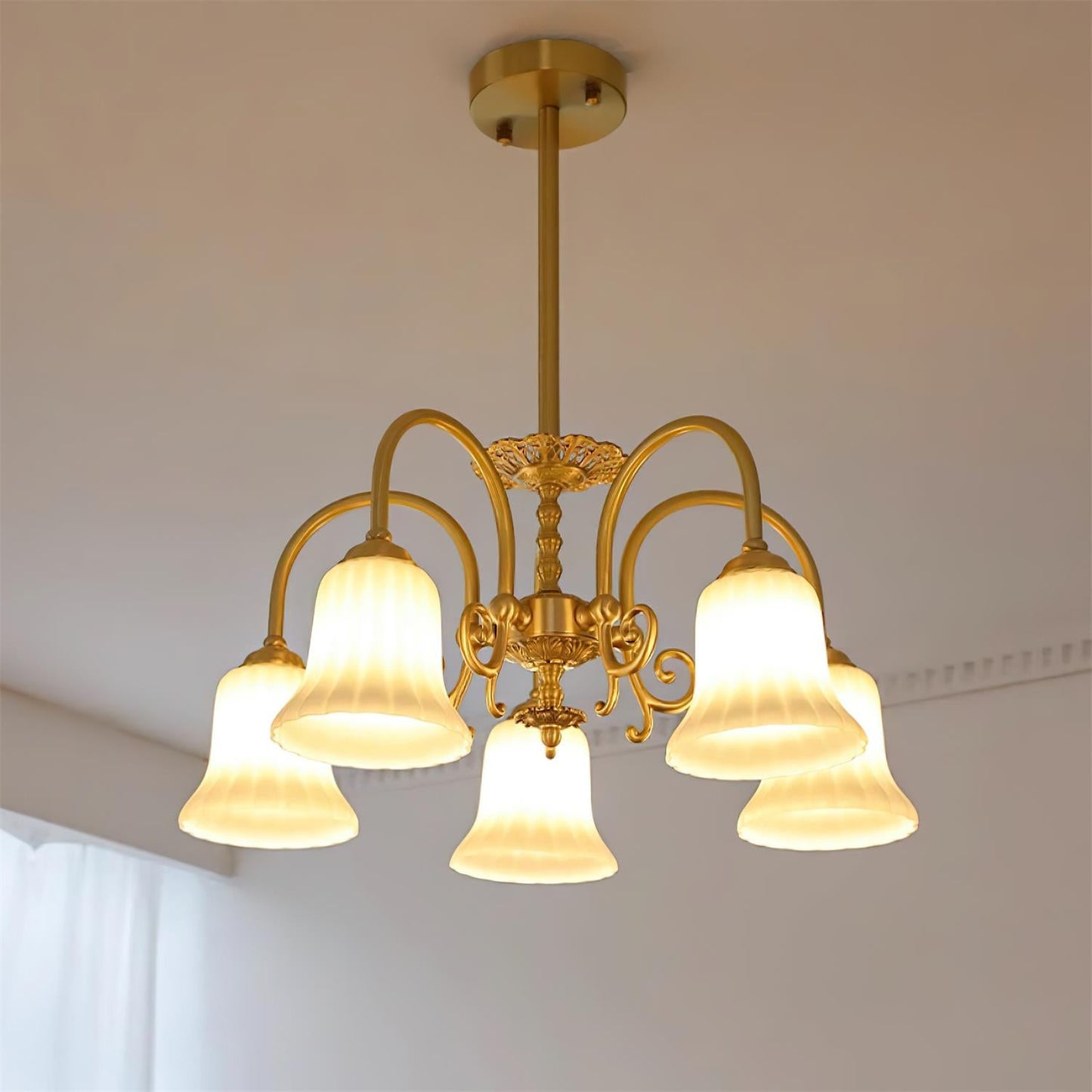 Lustre Vivienne en laiton, abat-jour en verre cannelé avec bras ornés