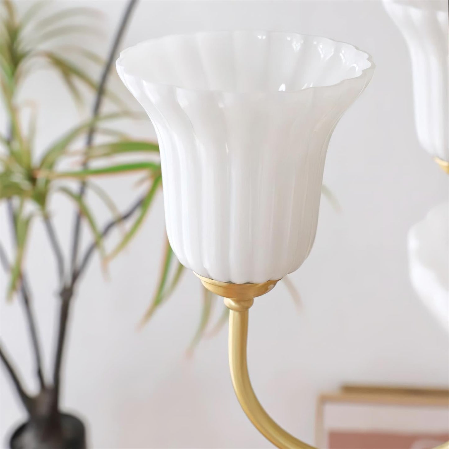 Lustre Vivienne en laiton, abat-jour en verre cannelé avec bras ornés