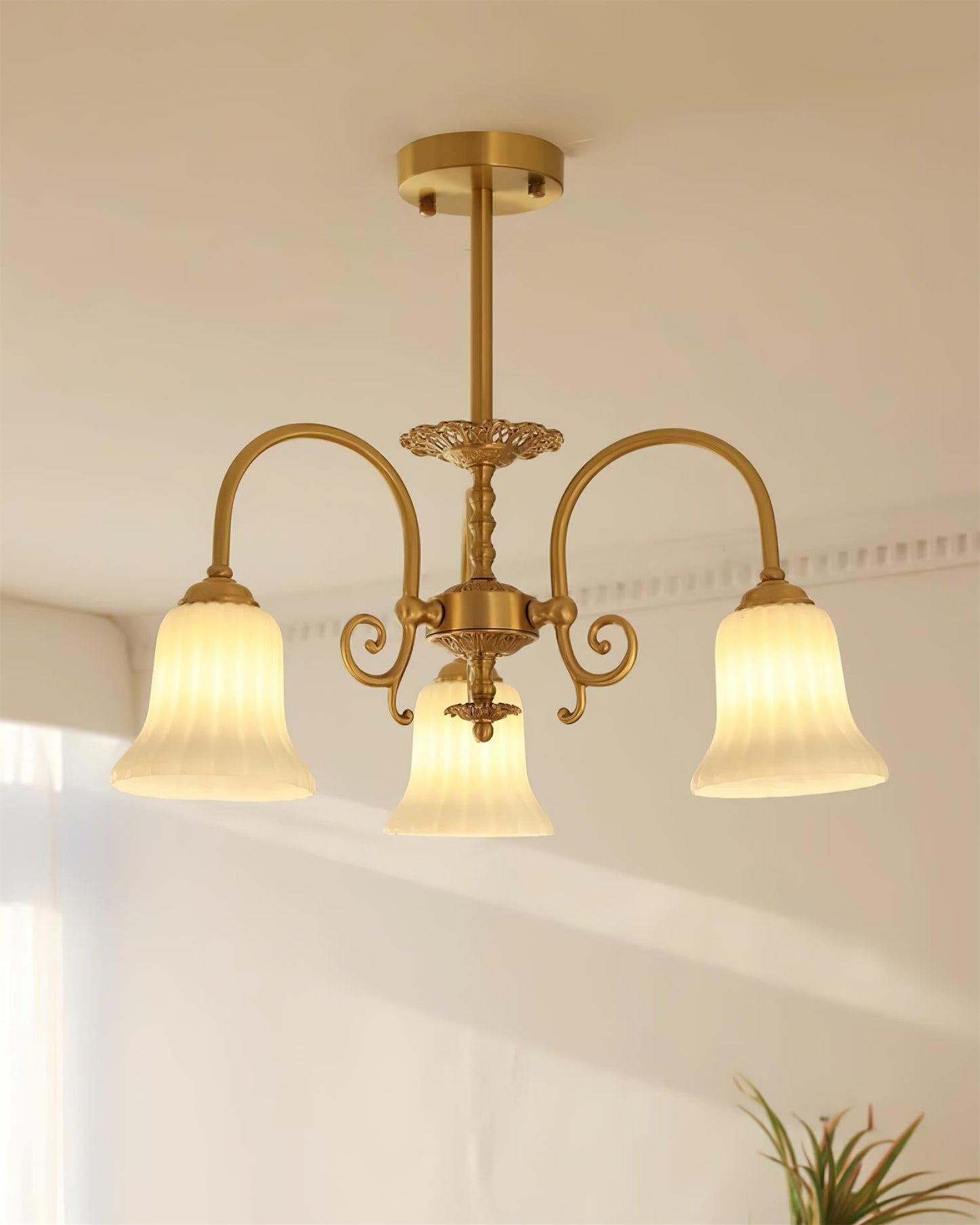 Lustre Vivienne en laiton, abat-jour en verre cannelé avec bras ornés