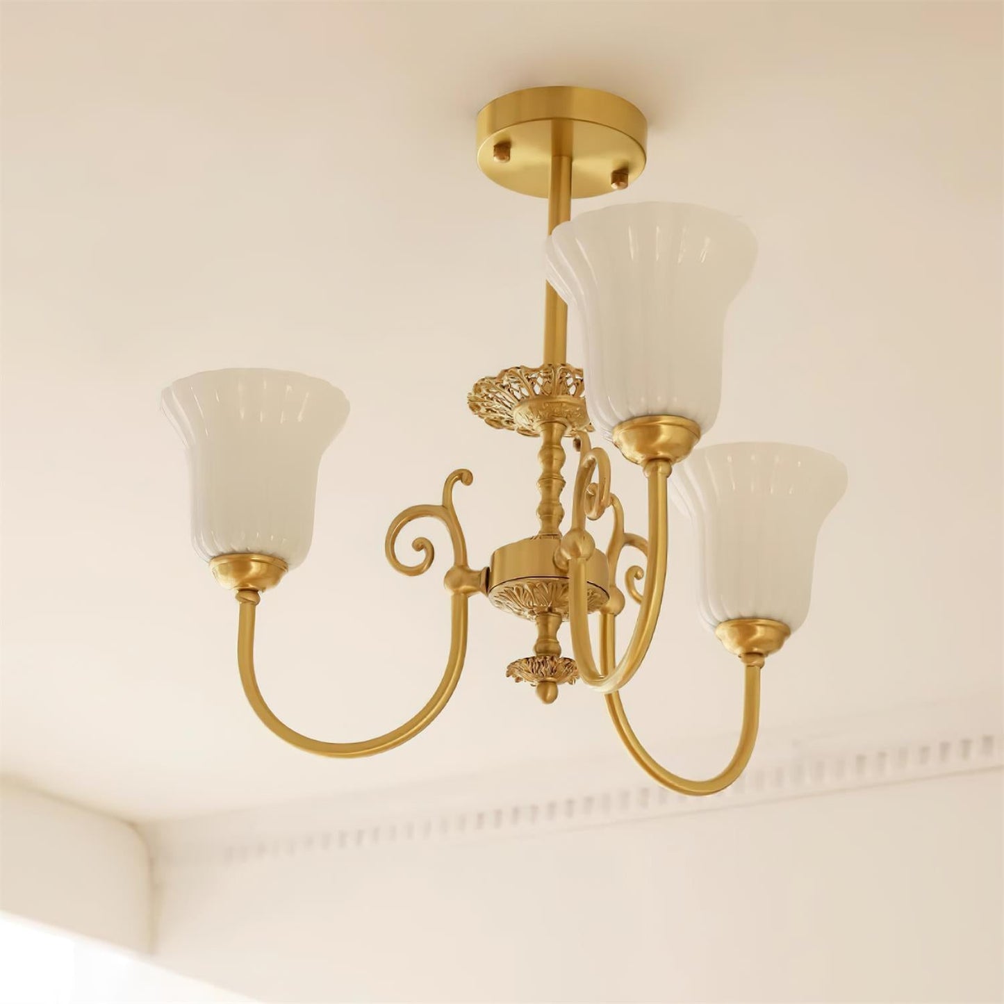 Lustre Vivienne en laiton, abat-jour en verre cannelé avec bras ornés
