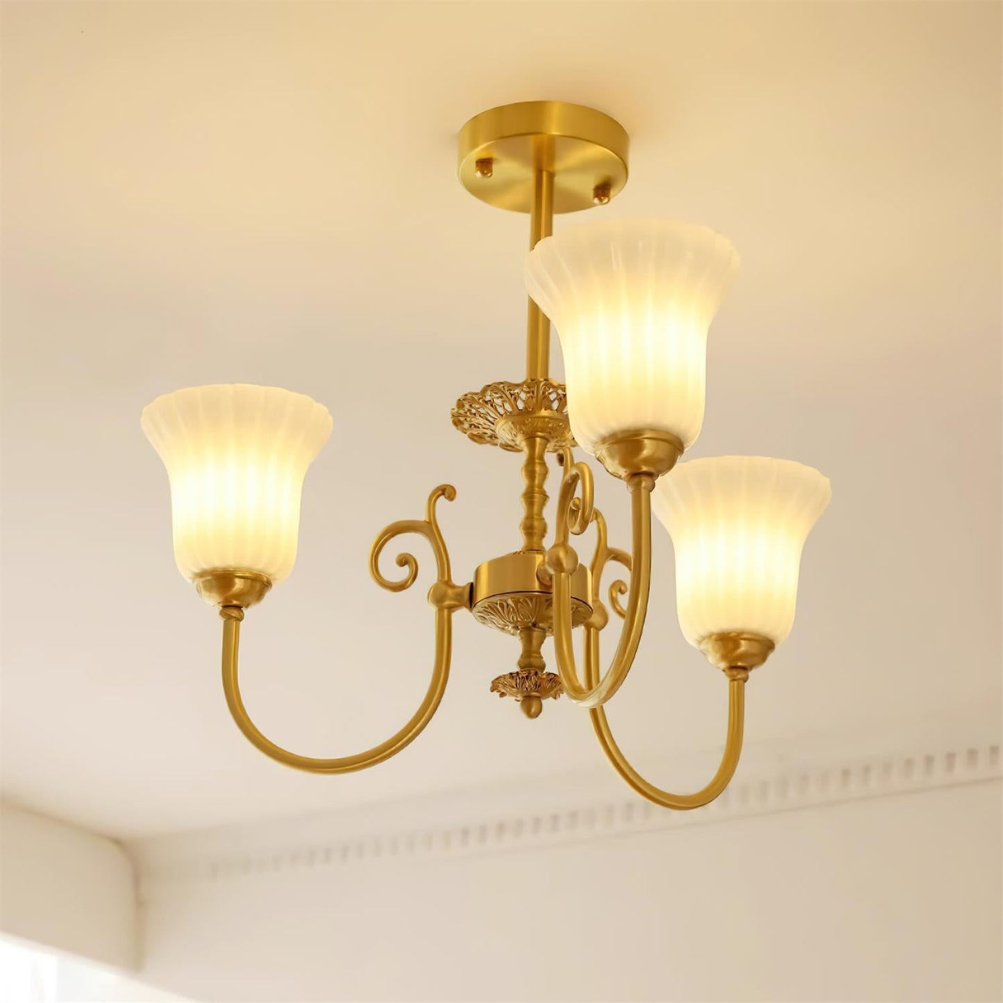 Lustre Vivienne en laiton, abat-jour en verre cannelé avec bras ornés