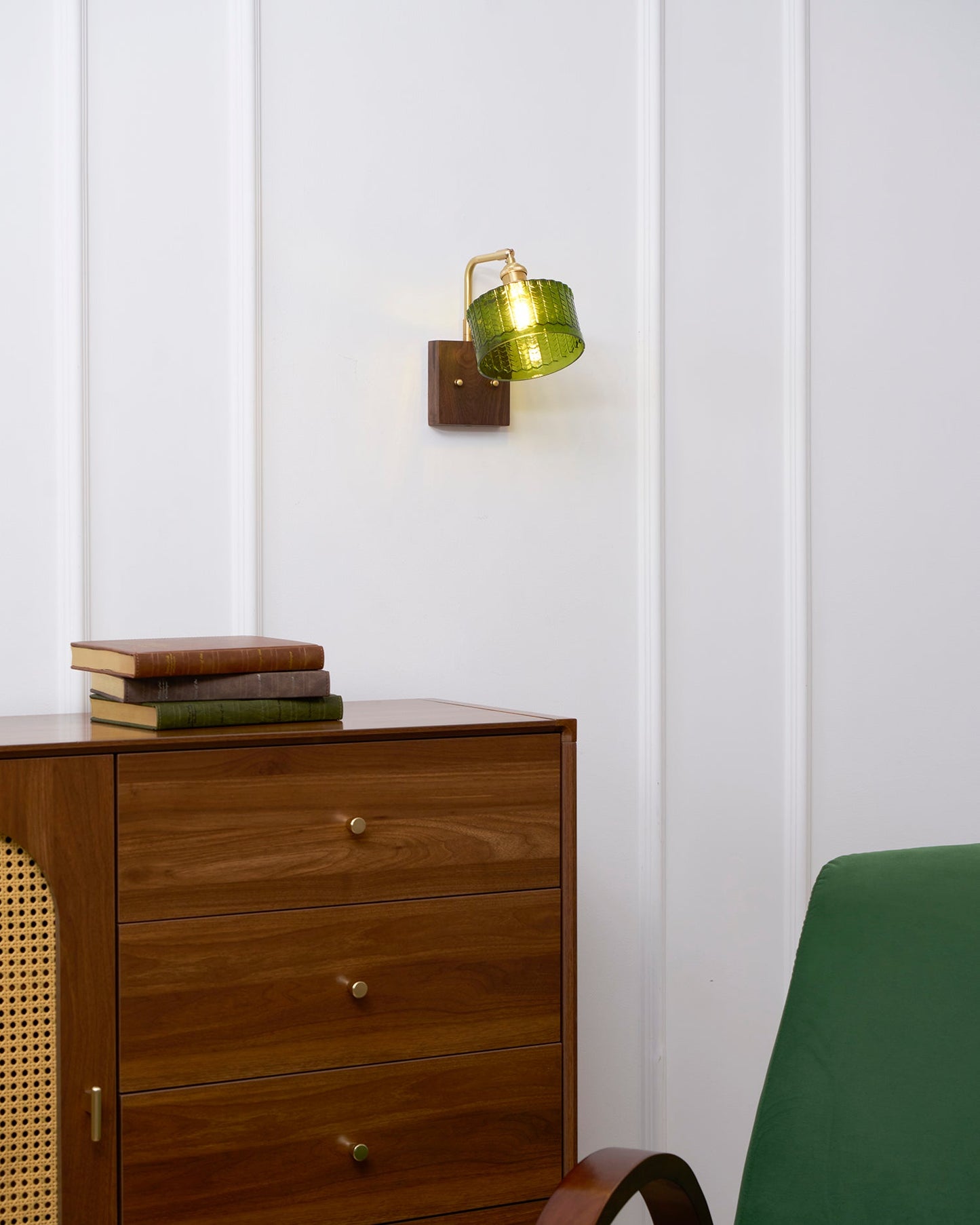 Applique murale Eléonore Cavella avec abat-jour en verre écaillé vert