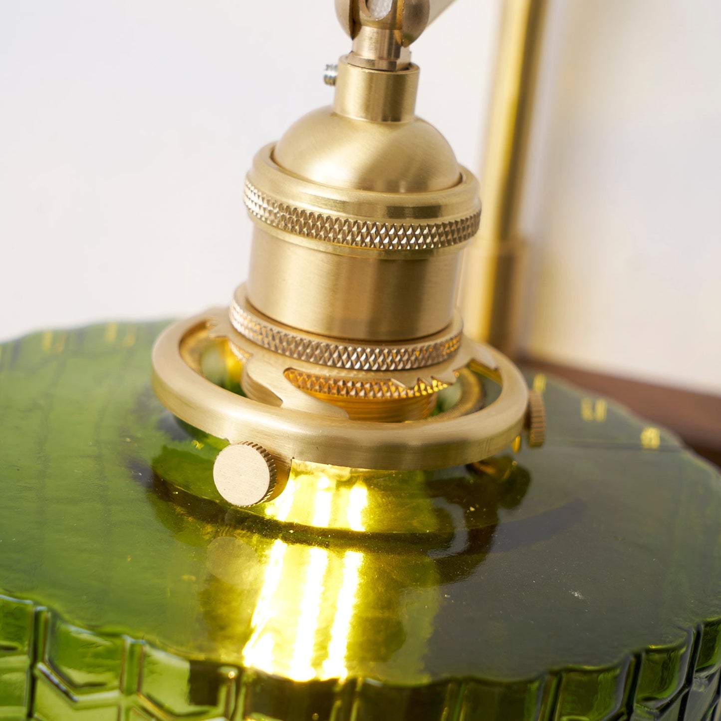 Applique murale Eléonore Cavella avec abat-jour en verre écaillé vert