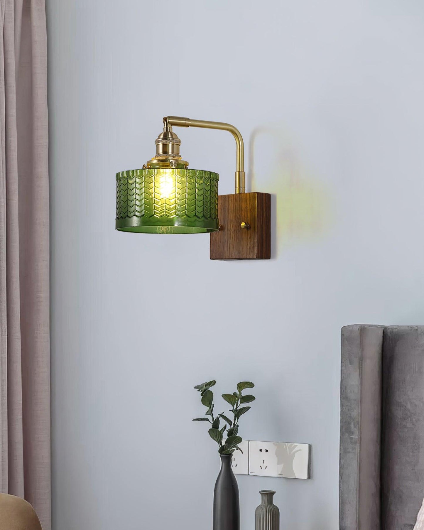 Applique murale Eléonore Cavella avec abat-jour en verre écaillé vert