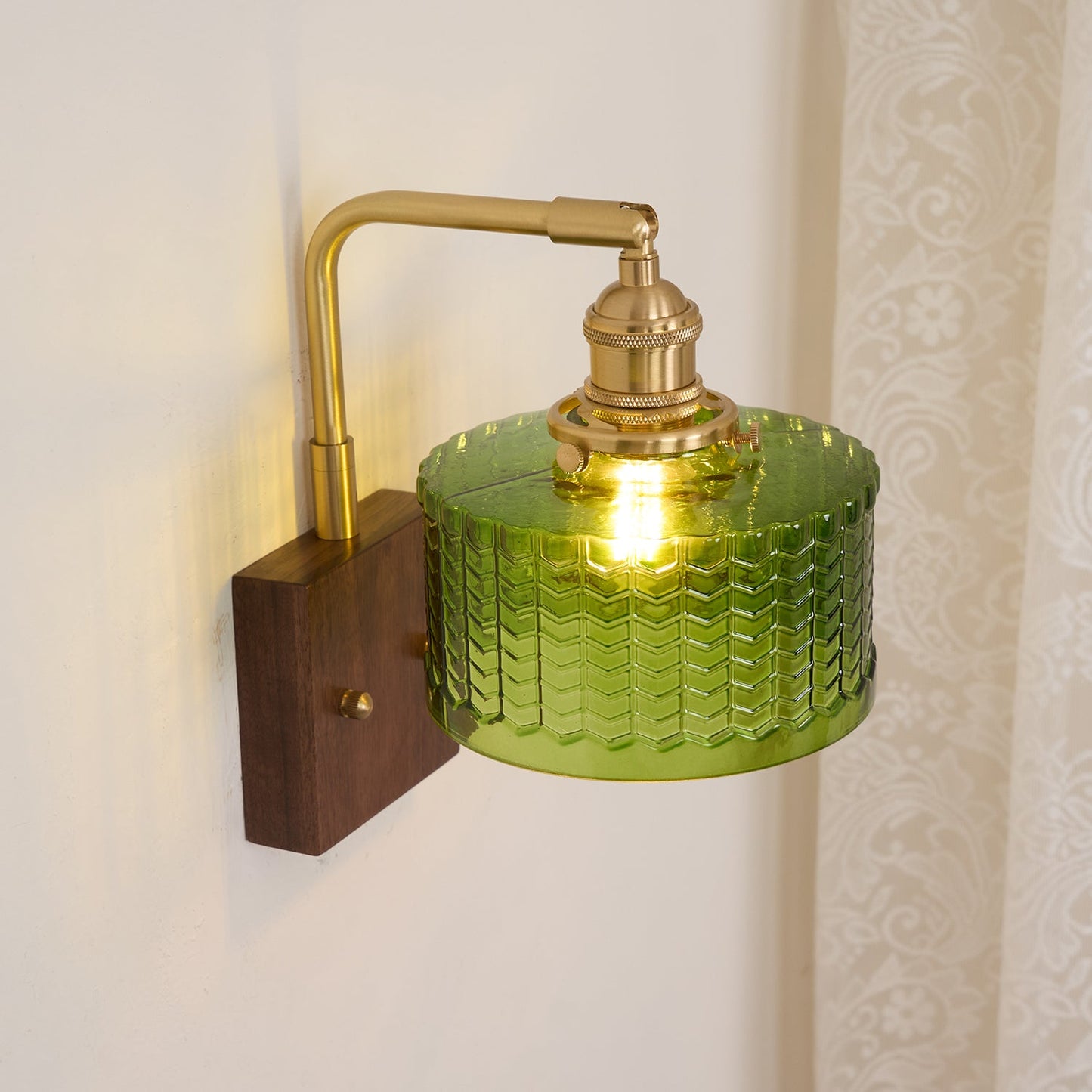 Applique murale Eléonore Cavella avec abat-jour en verre écaillé vert