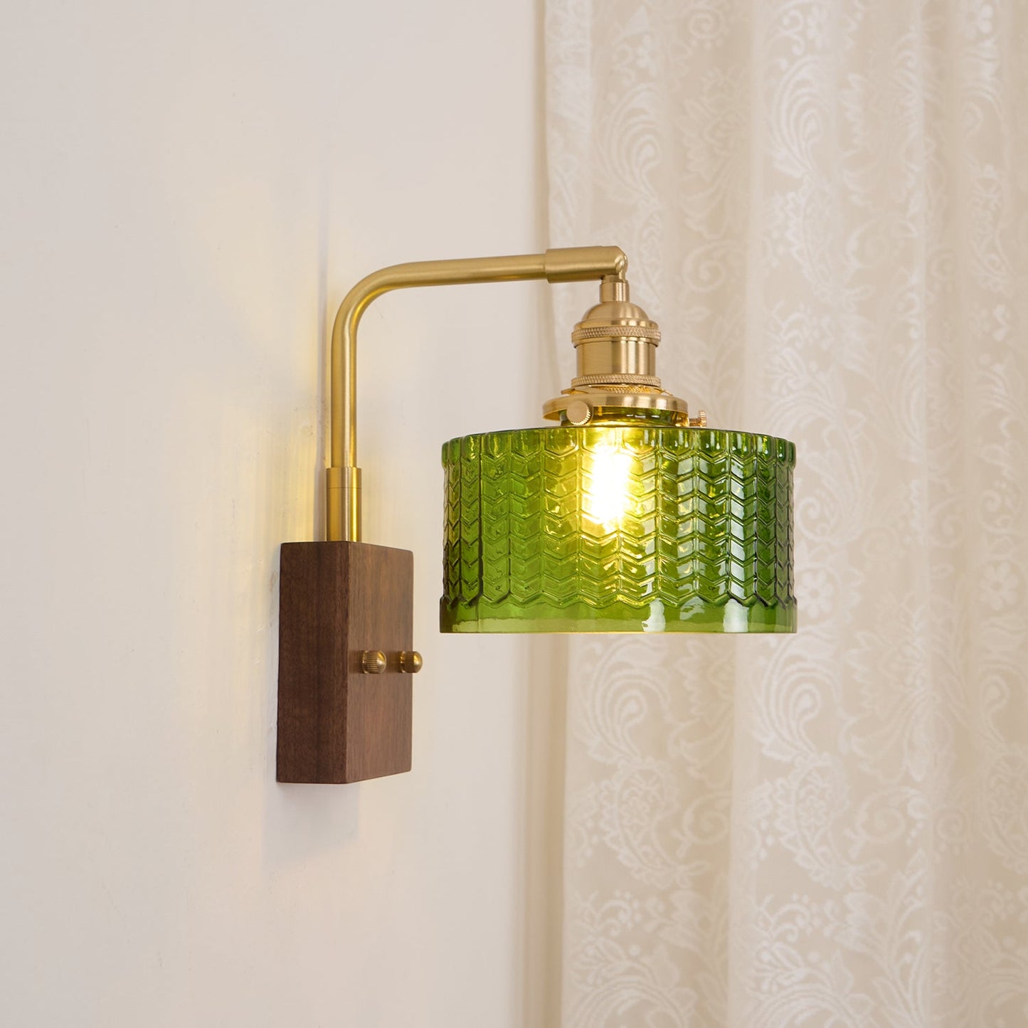 Applique murale Eléonore Cavella avec abat-jour en verre écaillé vert