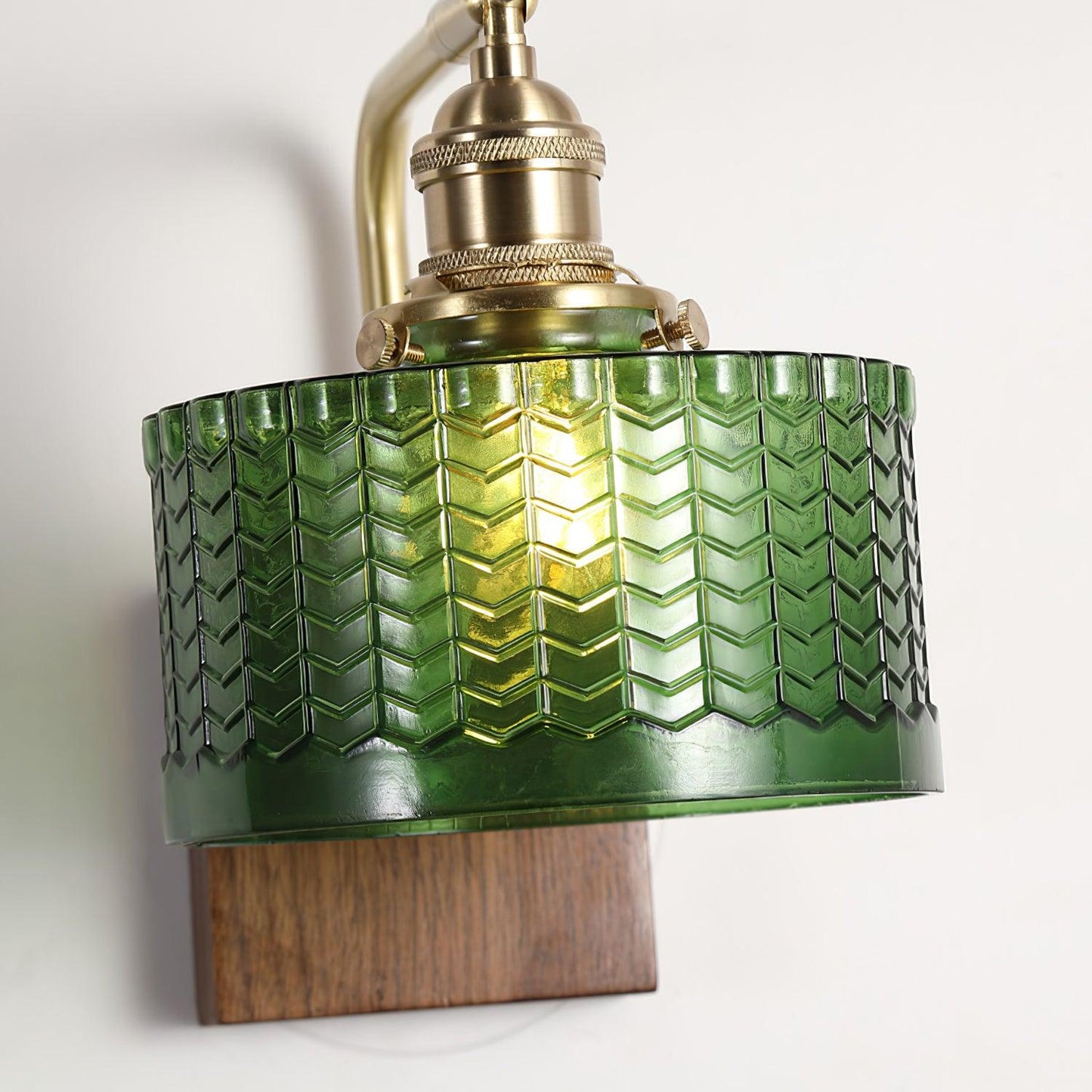 Applique murale Eléonore Cavella avec abat-jour en verre écaillé vert