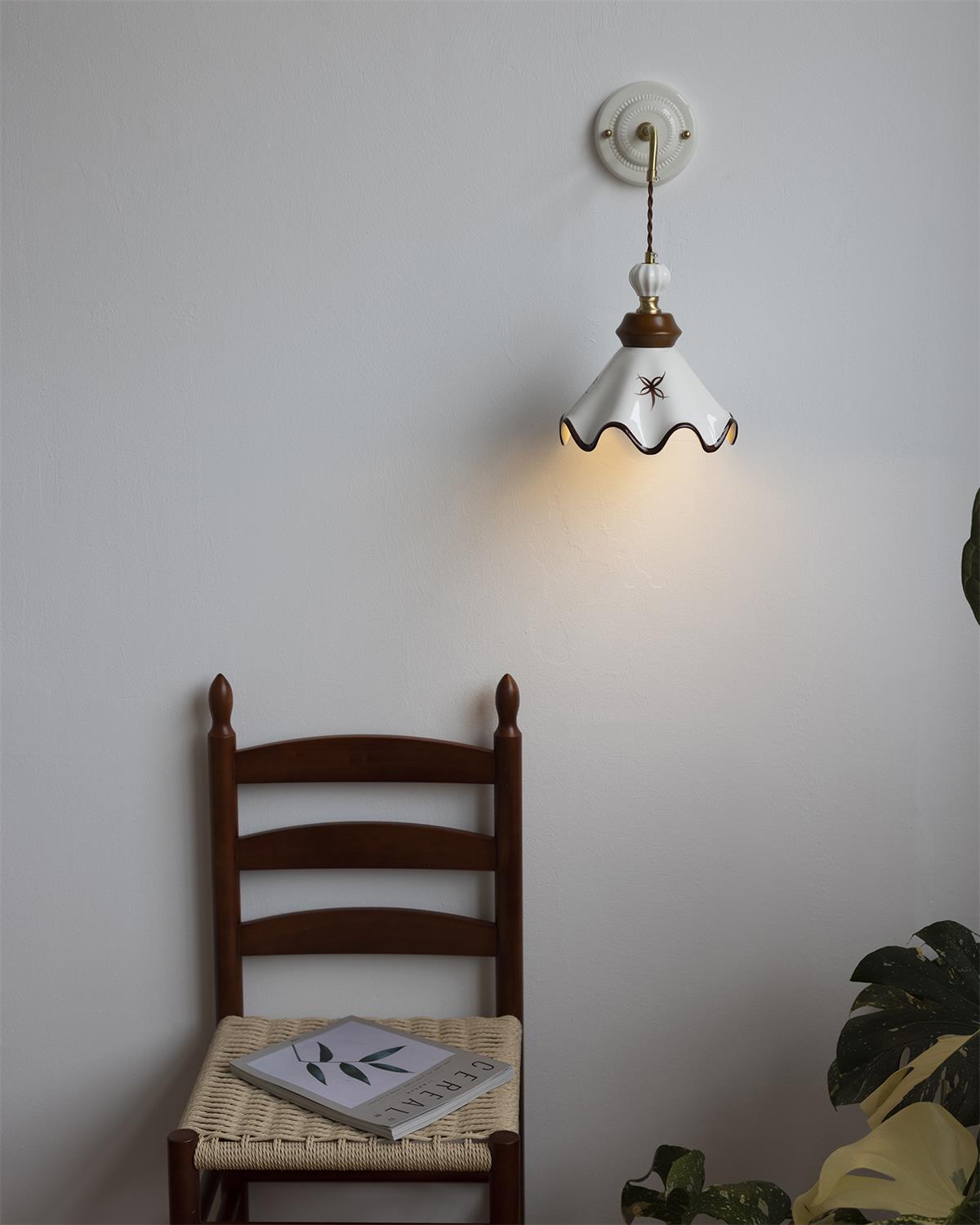 Élise Vintage Ceramic Wall Lamp with Scalloped Shade