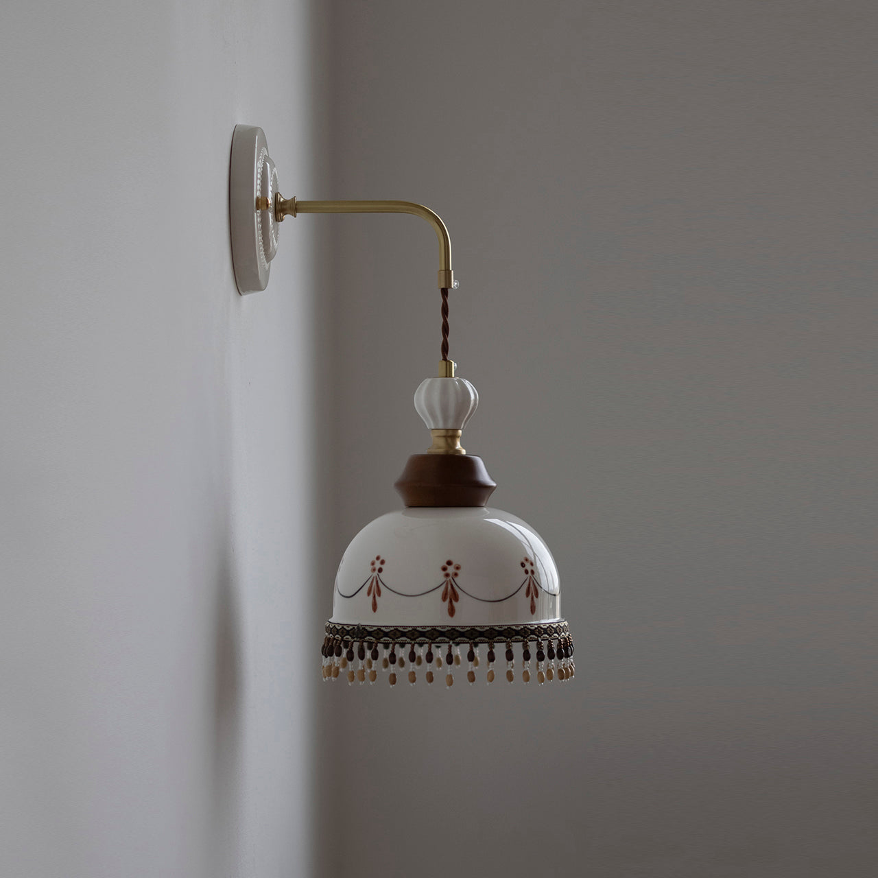 Élise Vintage Ceramic Wall Lamp with Scalloped Shade