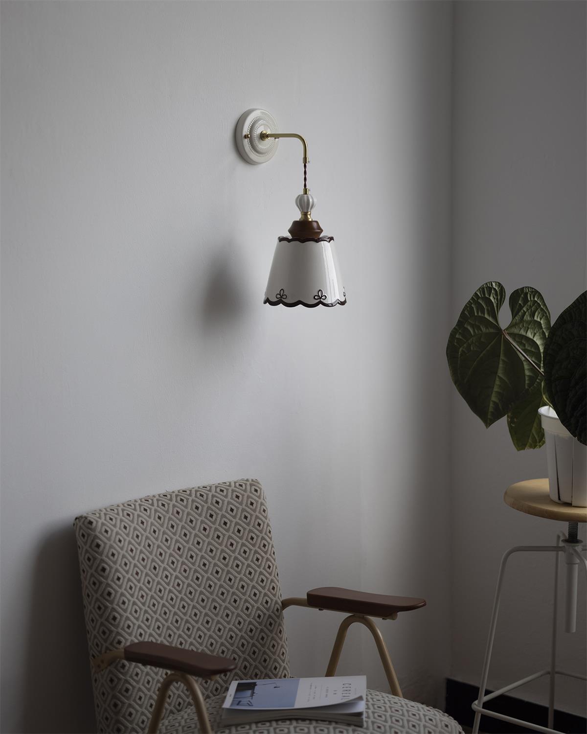 Élise Vintage Ceramic Wall Lamp with Scalloped Shade