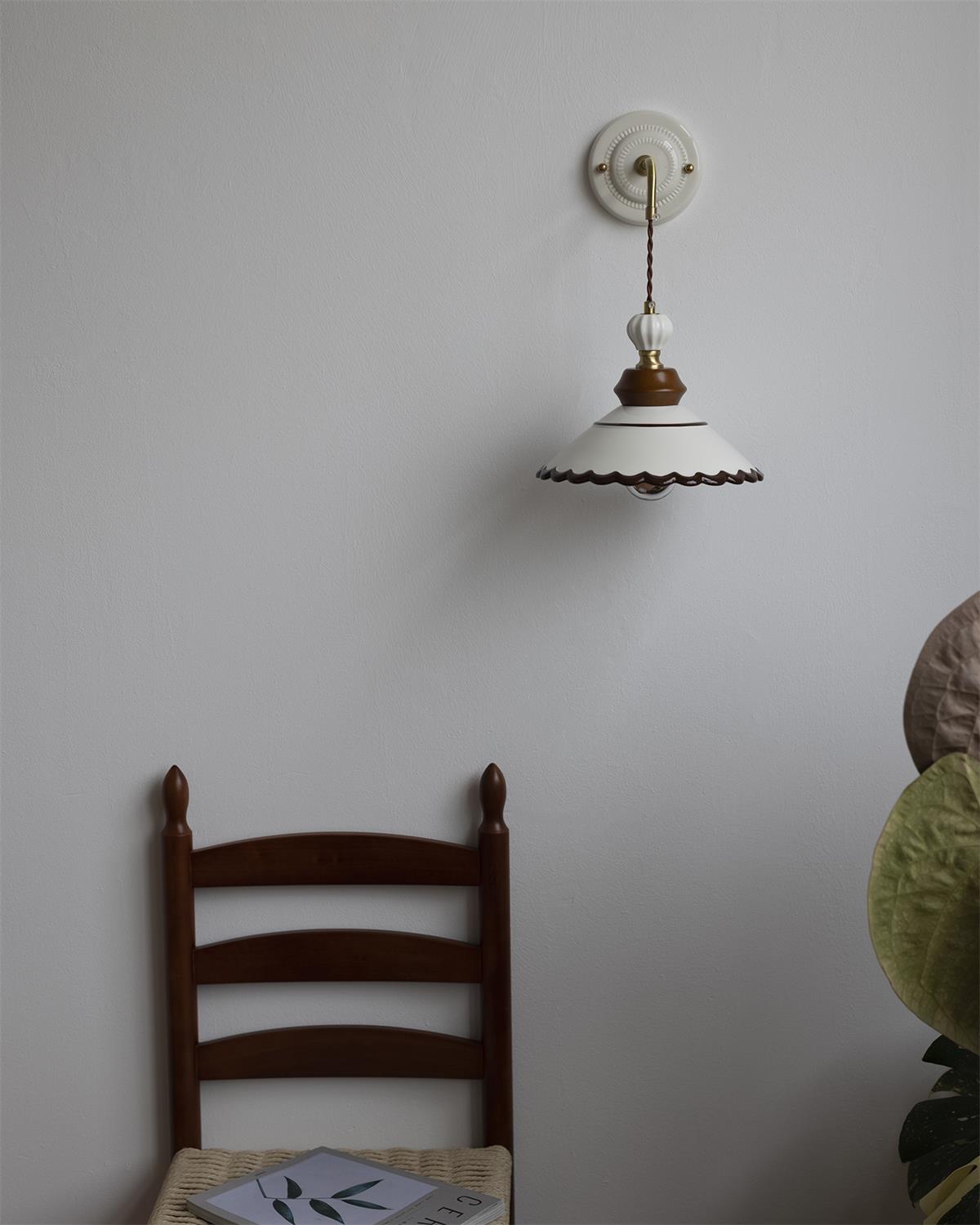 Élise Vintage Ceramic Wall Lamp with Scalloped Shade