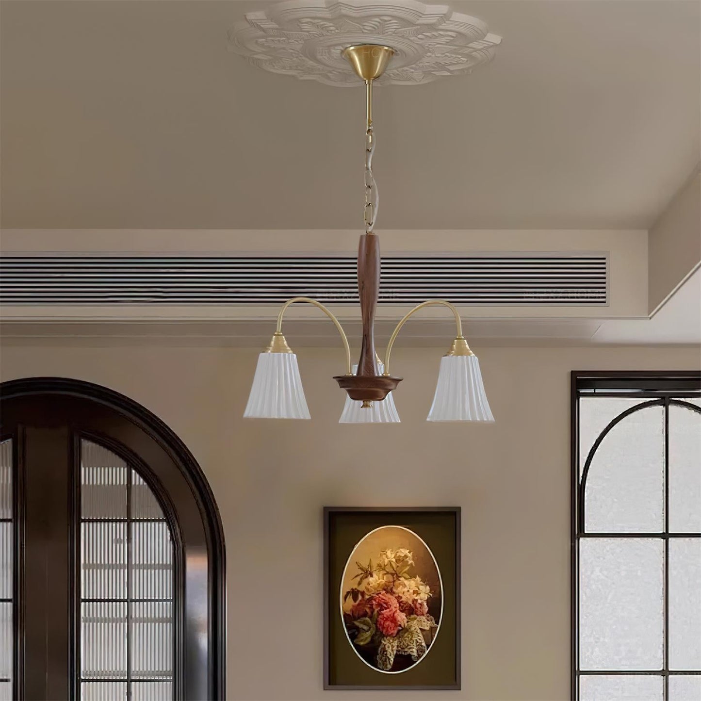 Sophie Chandelier, laiton élégant et bois foncé avec abat-jour en tissu