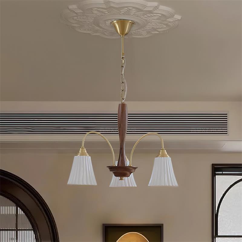 Sophie Chandelier, laiton élégant et bois foncé avec abat-jour en tissu