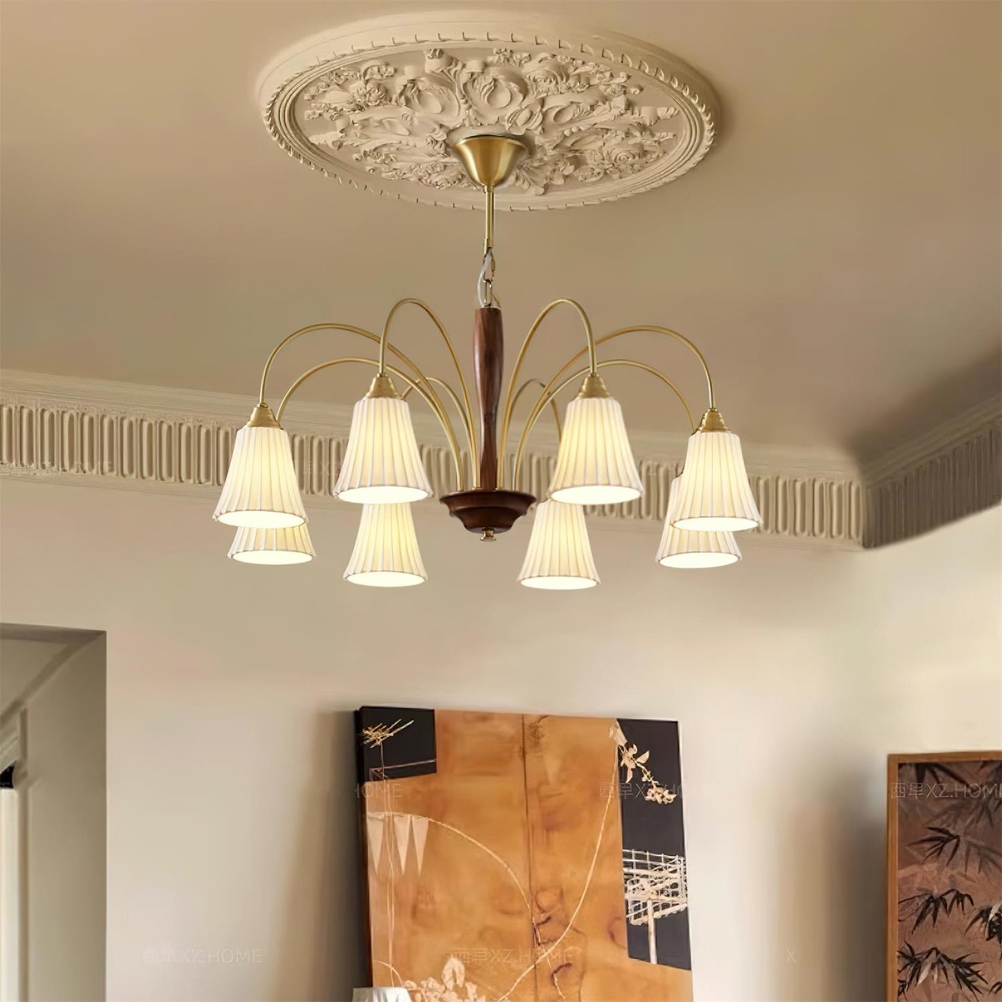 Sophie Chandelier, laiton élégant et bois foncé avec abat-jour en tissu