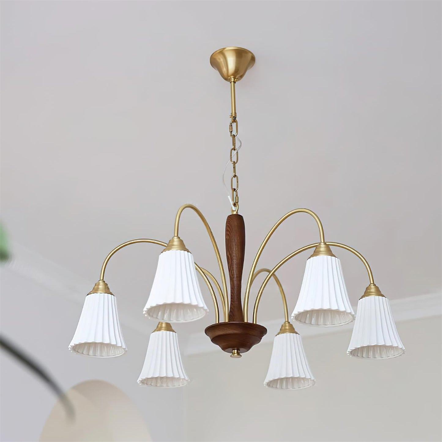 Sophie Chandelier, laiton élégant et bois foncé avec abat-jour en tissu