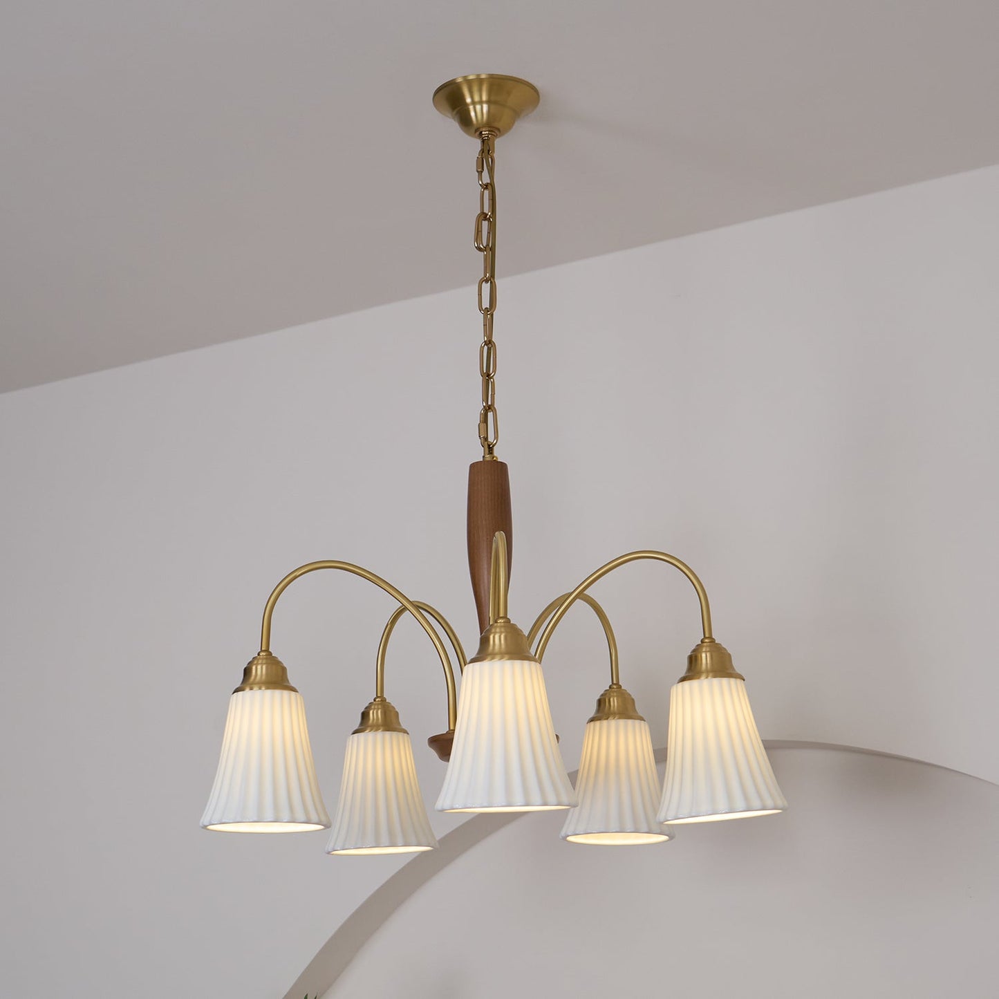 Sophie Chandelier, laiton élégant et bois foncé avec abat-jour en tissu