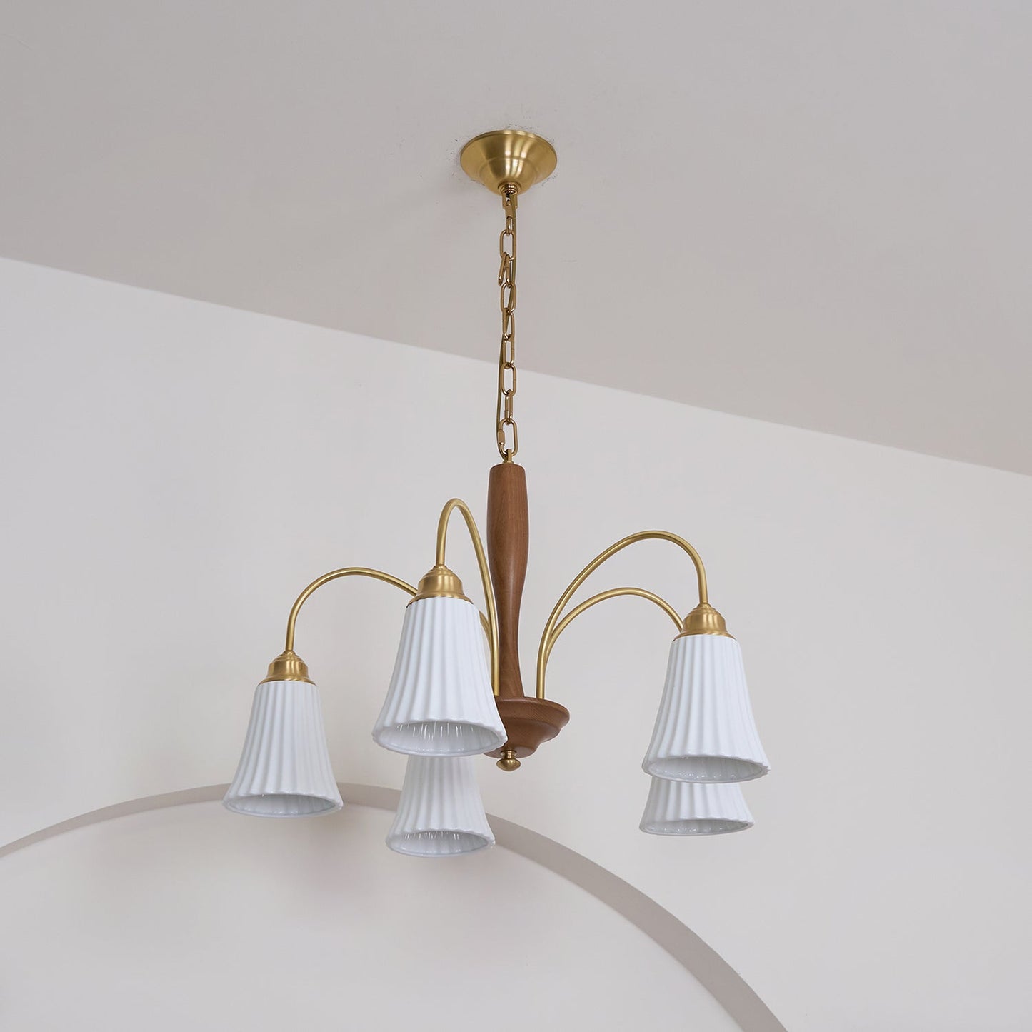 Sophie Chandelier, laiton élégant et bois foncé avec abat-jour en tissu