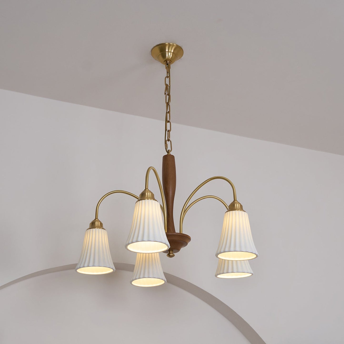 Sophie Chandelier, laiton élégant et bois foncé avec abat-jour en tissu
