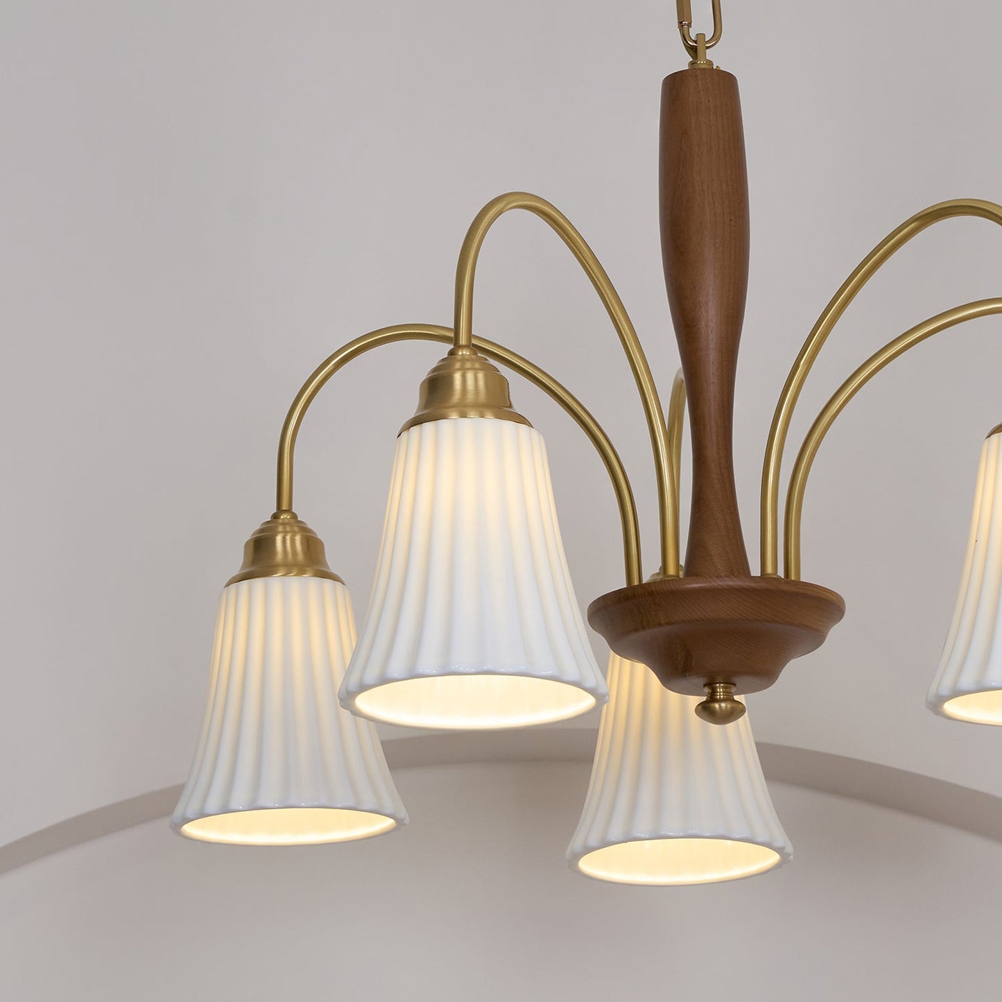 Sophie Chandelier, laiton élégant et bois foncé avec abat-jour en tissu