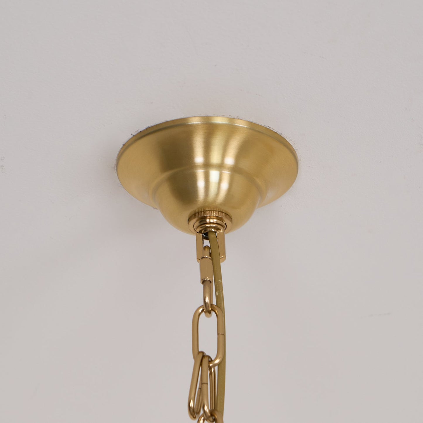 Sophie Chandelier, laiton élégant et bois foncé avec abat-jour en tissu