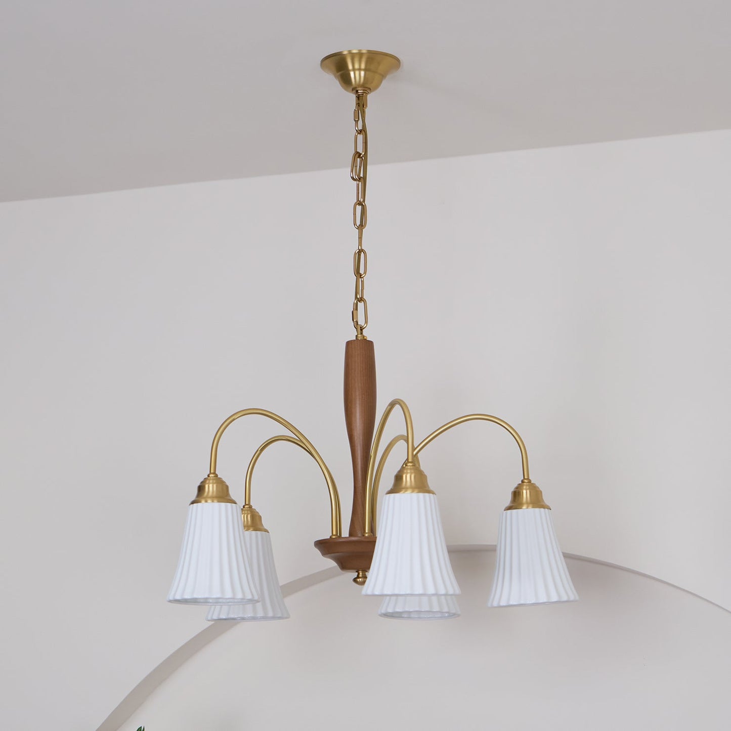 Sophie Chandelier, laiton élégant et bois foncé avec abat-jour en tissu