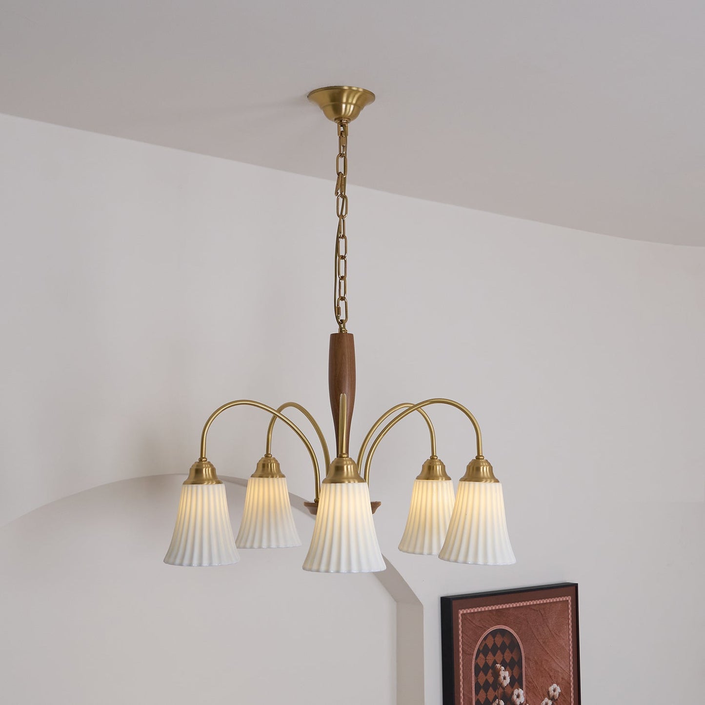 Sophie Chandelier, laiton élégant et bois foncé avec abat-jour en tissu