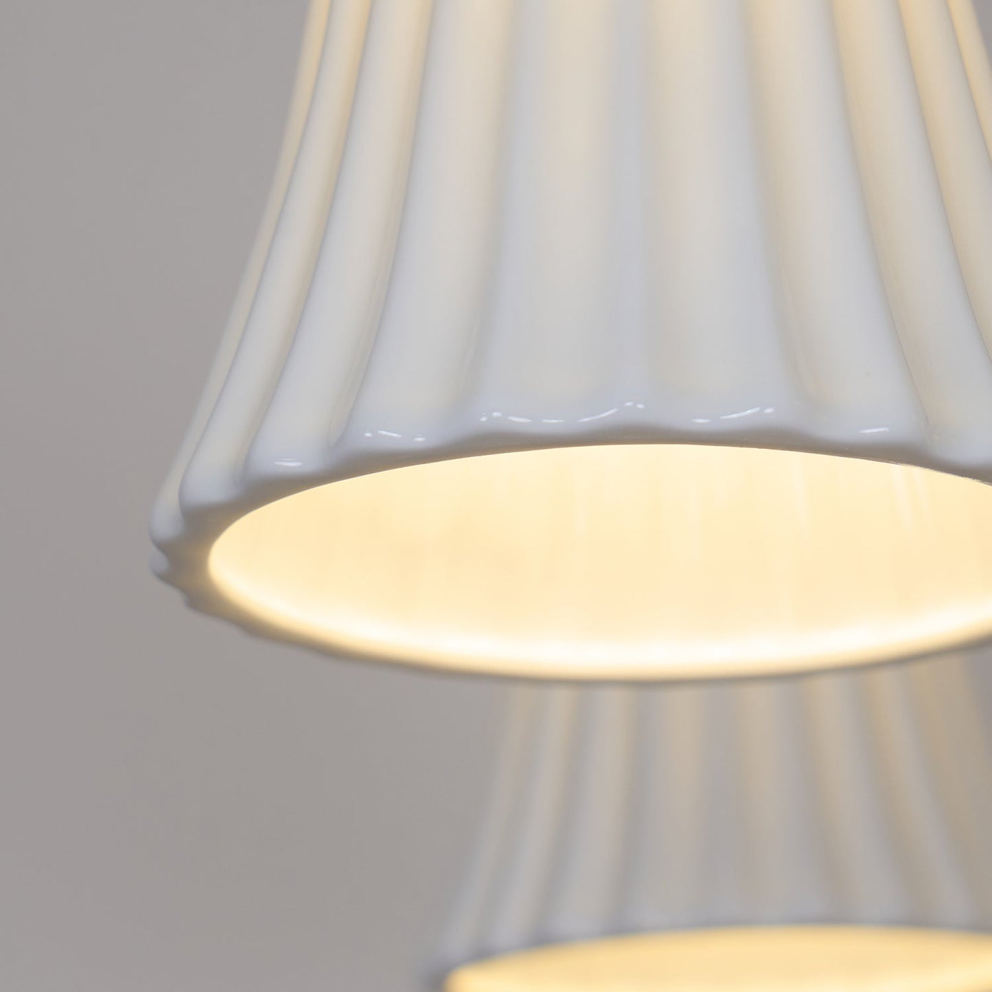 Sophie Chandelier, laiton élégant et bois foncé avec abat-jour en tissu