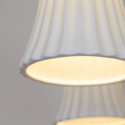 Sophie Chandelier, laiton élégant et bois foncé avec abat-jour en tissu