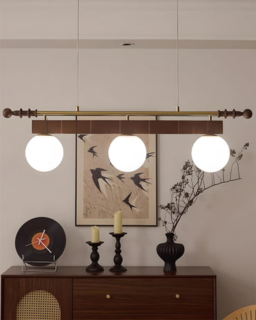 Suspension linéaire Adrienne, globes en verre opale avec poutre en bois