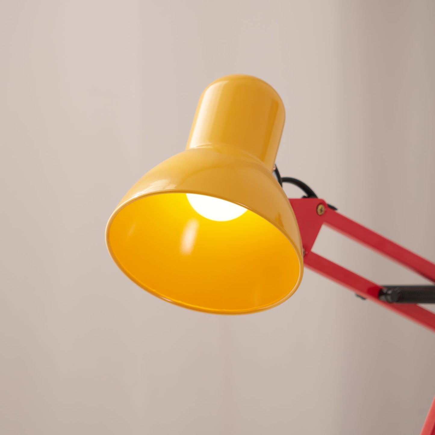 Lampe de table réglable Solène Memphis avec design color block