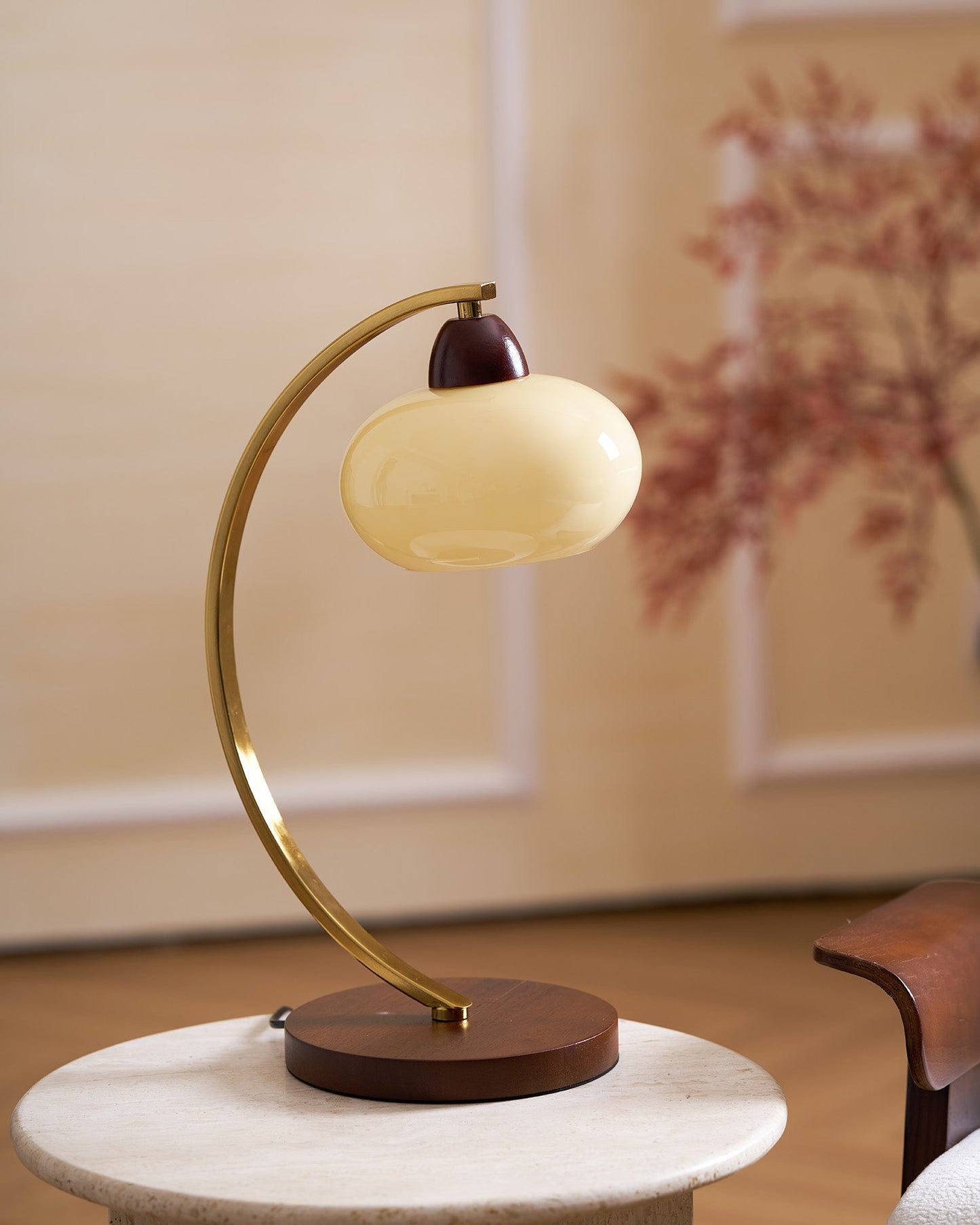 Lampe de table Lucienne en verre vintage avec base en bois