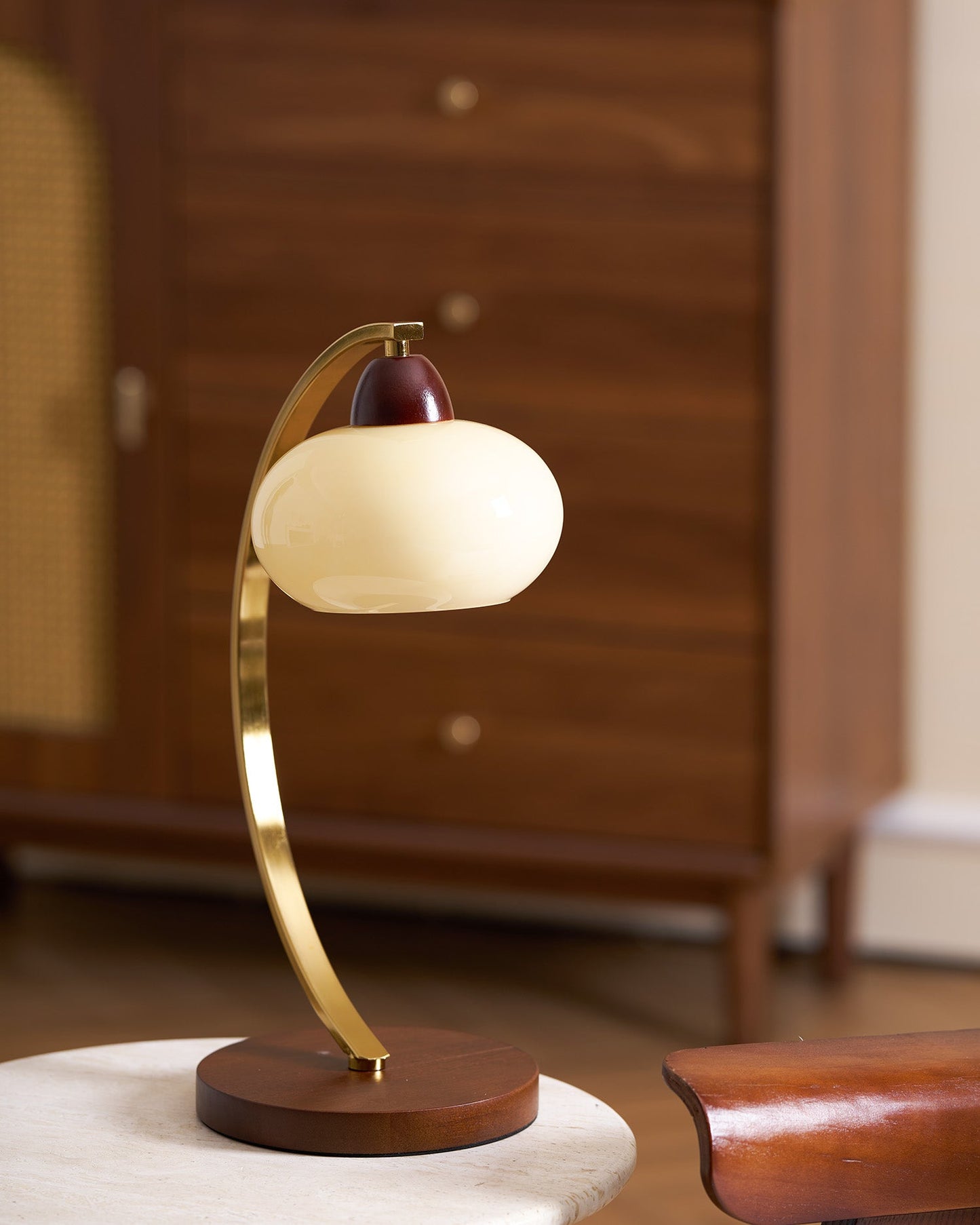 Lampe de table Lucienne en verre vintage avec base en bois