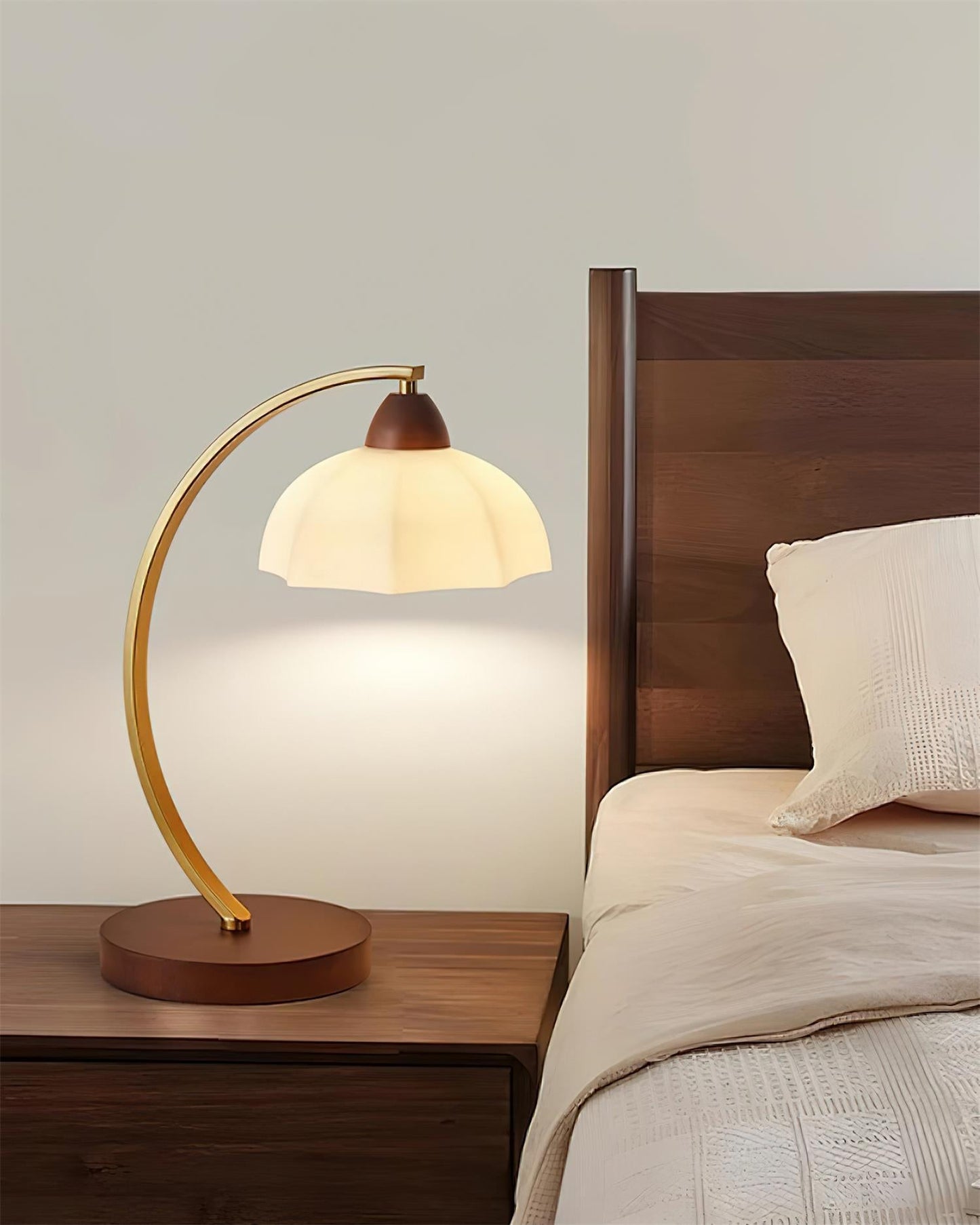 Lampe de table Lucienne en verre vintage avec base en bois