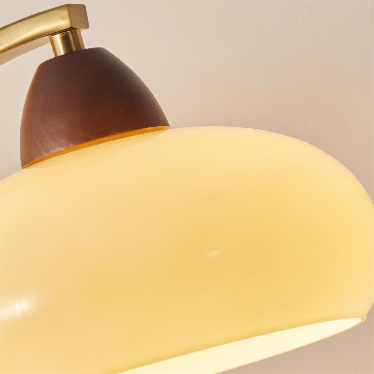 Lampe de table Lucienne en verre vintage avec base en bois