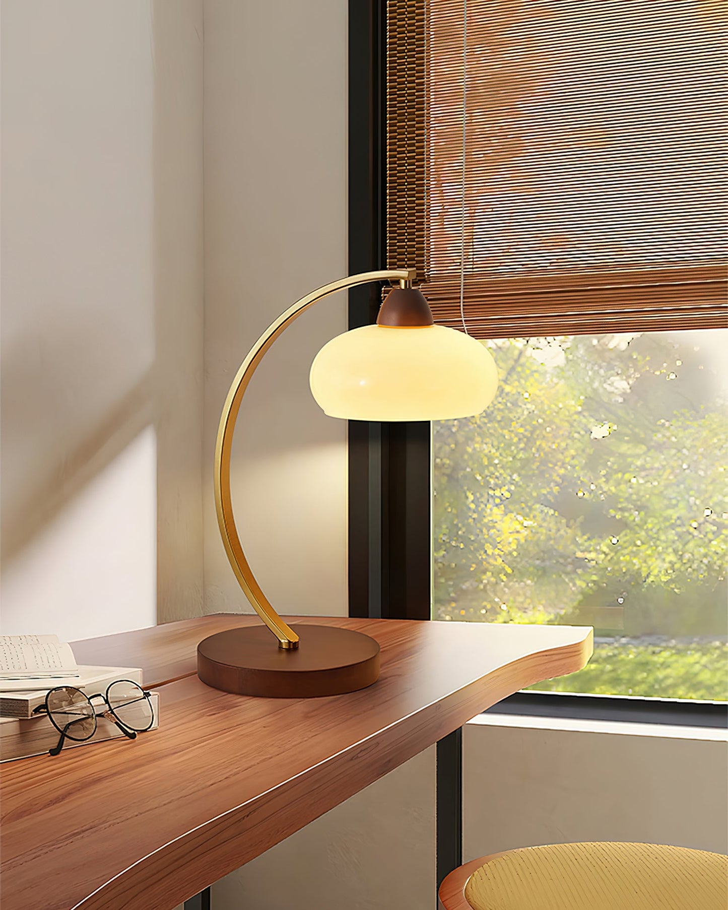 Lampe de table Lucienne en verre vintage avec base en bois