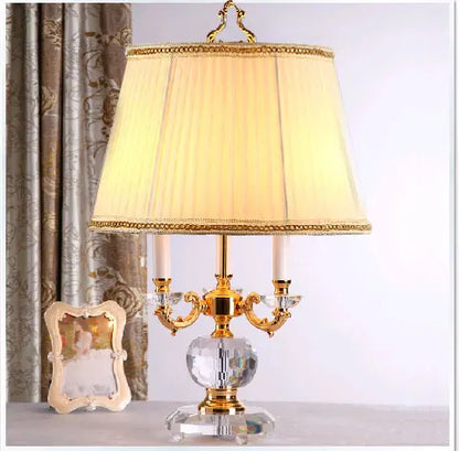 Lampe de table de luxe en cristal avec trois sources lumineuses pour intérieurs modernes