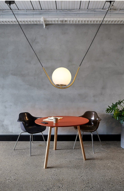 Suspension Orbe en Laiton et Verre Givré Élodie, Luminaire de Plafond Luxueux
