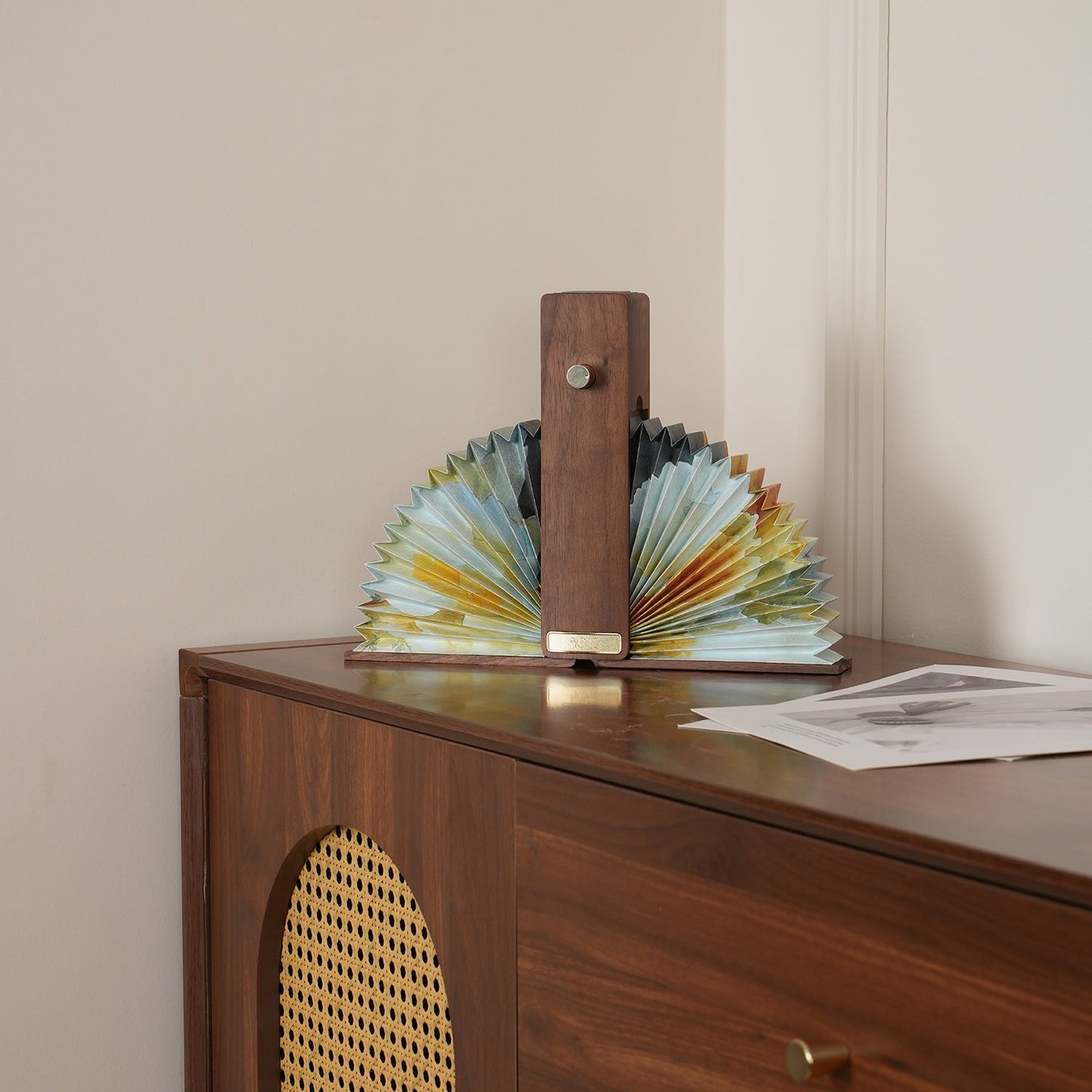 Lampe de table pliable Sophie en papier LED avec base en bois