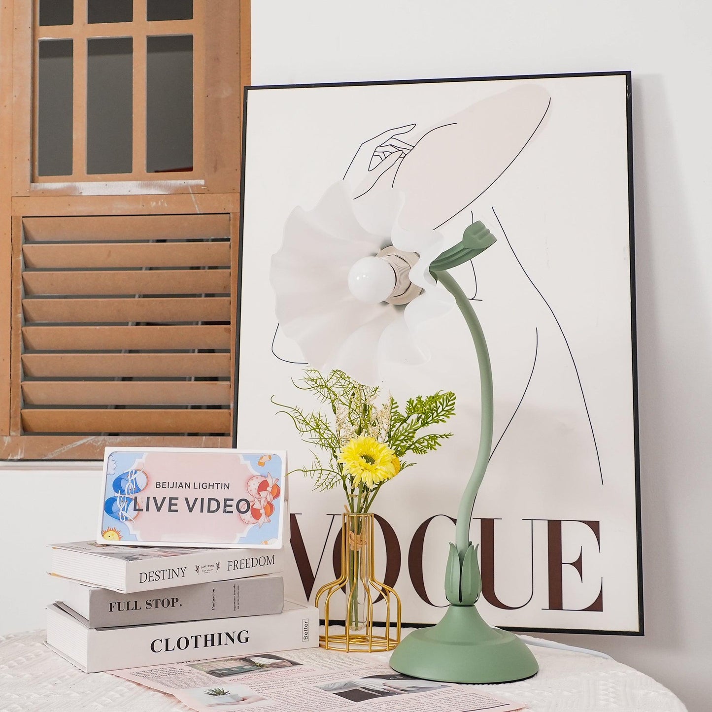 Lampe de table Isabelle Lys avec un élégant motif floral