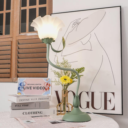 Lampe de table Isabelle Lys avec un élégant motif floral