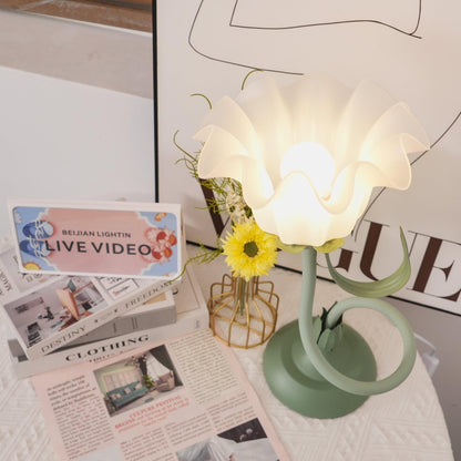 Lampe de table Isabelle Lys avec un élégant motif floral