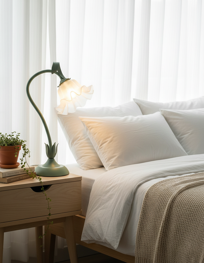 Lampe de table Isabelle Lys avec un élégant motif floral