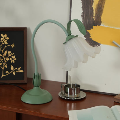 Lampe de table Isabelle Lys avec un élégant motif floral
