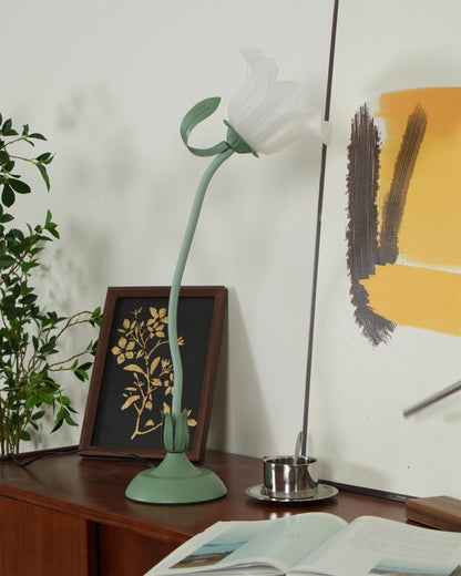 Lampe de table Isabelle Lys avec un élégant motif floral
