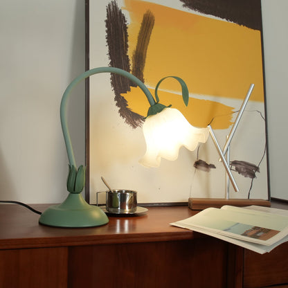 Lampe de table Isabelle Lys avec un élégant motif floral