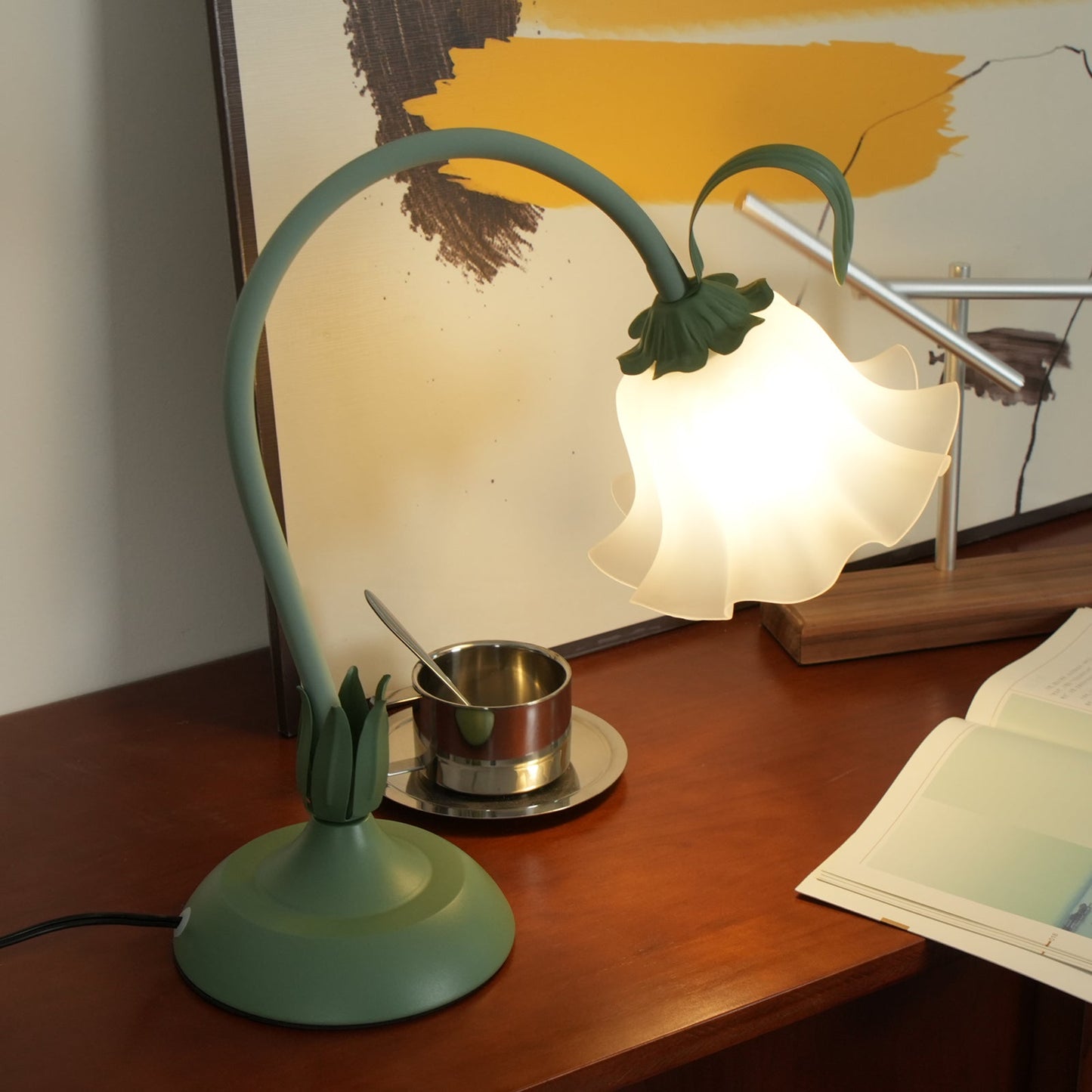 Lampe de table Isabelle Lys avec un élégant motif floral