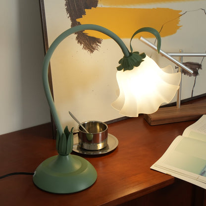 Lampe de table Isabelle Lys avec un élégant motif floral